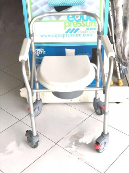 NH40C Commode with wheels